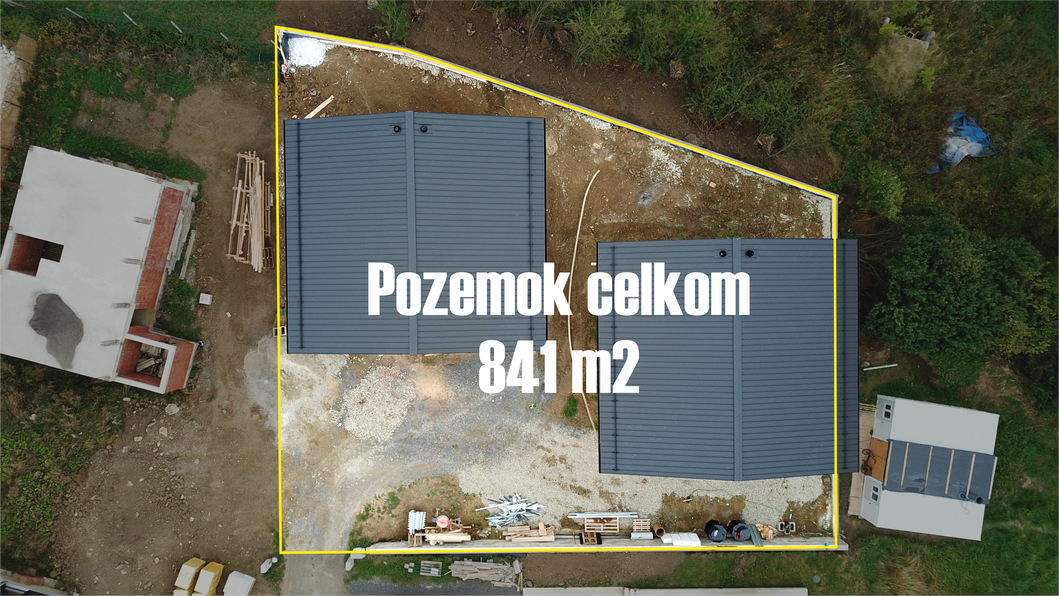 Prírodné prostredie pri Liptovskej Mare obkolesené horami